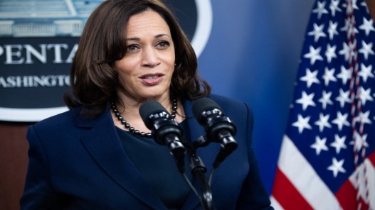 كامالا هاريس تحضر قمة المناخ كوب 28 في دبي