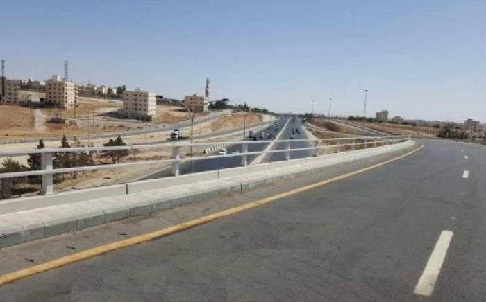 العثور على جثة دُهست في شارع 100 .. والسائق لاذ بالفرار