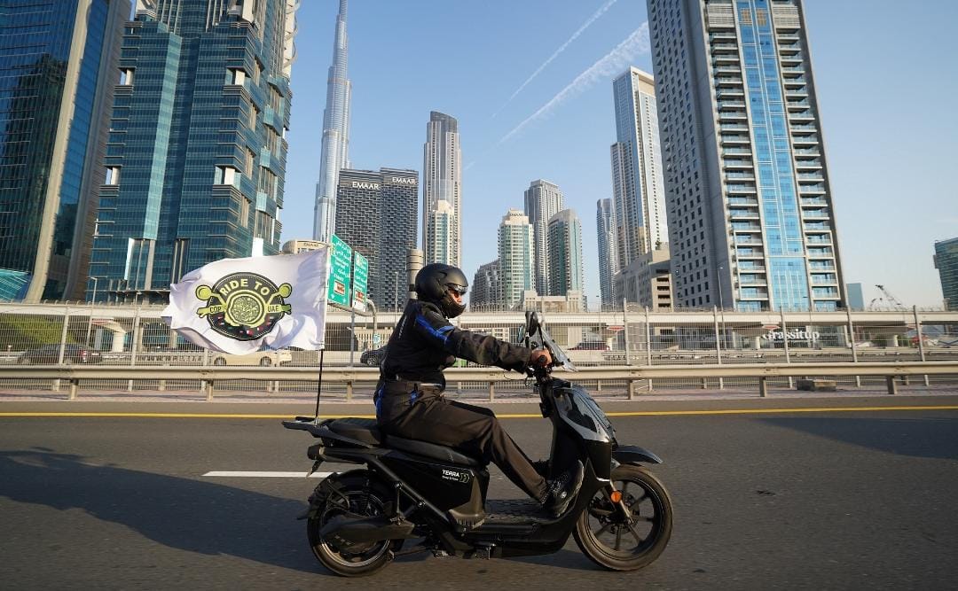 شركة إماراتية تتحدى مغامر عالمي لقيادة دراجتها الكهربائية في رحلة استثنائية تمتد عبر الإمارات السبع دون التوقف لأي عملية شحن...صور