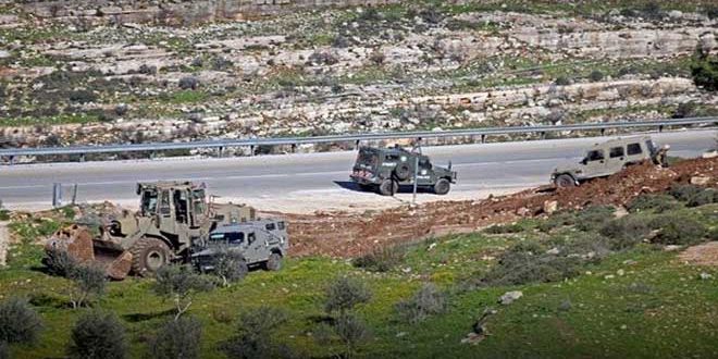 مستوطنون يشقون طريقاً استيطانياً غرب سلفيت