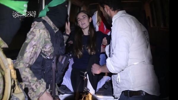 غضب في الكيان ودعوات لمنع بث مشاهد معاملة حماس للاسرى