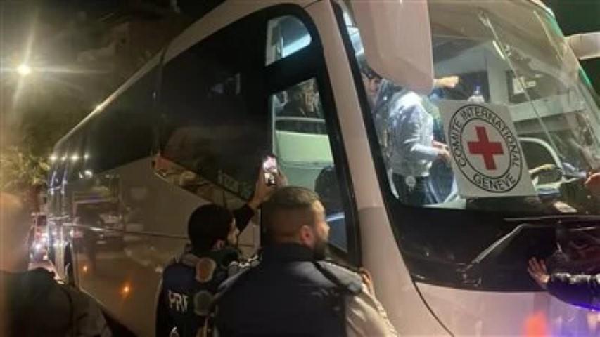 وصول حافلة الأسرى المحررين بالدفعة السادسة إلى رام الله