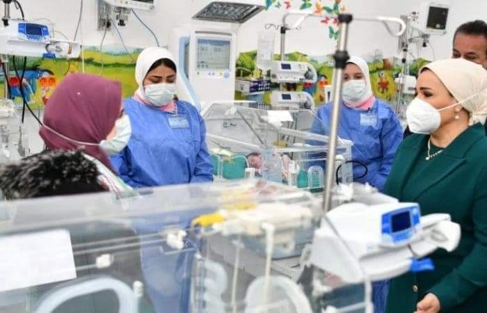 انتصار السيسى تزور أطفالًا فلسطينيين بمستشفى العاصمة الإدارية: «قلبى مع أبنائى....صور