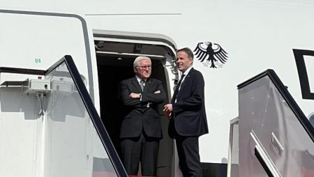 بعد وصوله الدوحة .. الرئيس الألماني انتظر نصف ساعة على سلم الطائرة