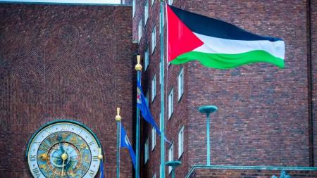 رفع العلم الفلسطيني أمام مقر بلدية أوسلو