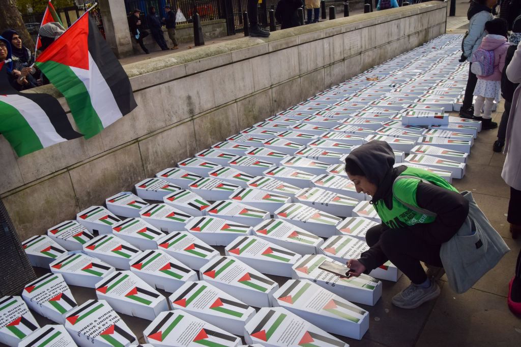 توابيت صغيرة تعبّر عن أكثر من 6 آلاف طفل فلسطيني قتلتهم إسرائيل في غزة..صور