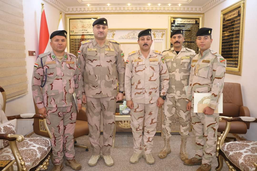الجيش العراقي يكرم  المقاتلين المتميزين في أداء واجباتهم...صور
