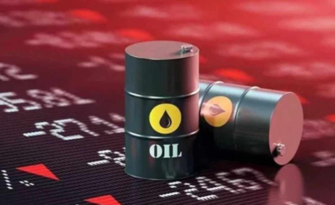 النفط يواصل خسائره بفعل تخفيضات دون التوقعات لإنتاج أوبك+