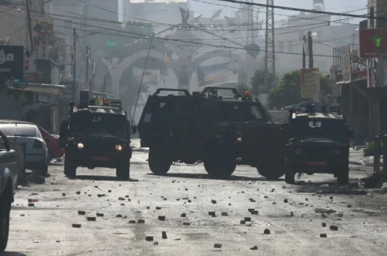 الاحتلال يشن حملة مداهمات واعتقالات في أنحاء متفرقة من الضفة