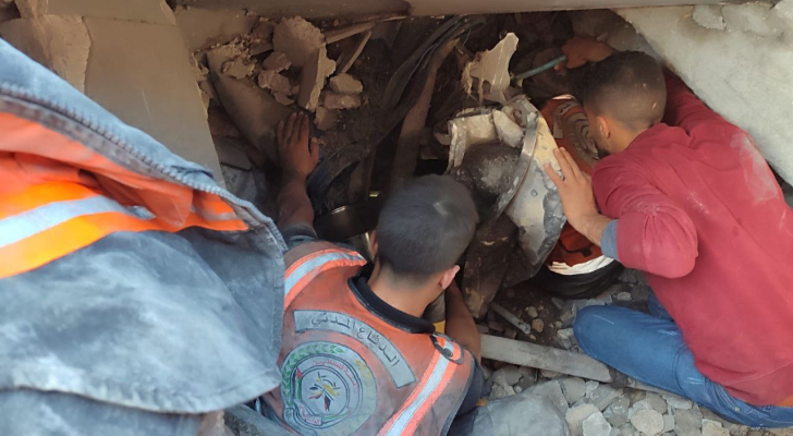 شهداء وعدد من الإصابات جراء استهداف منزل في حي الجنينة شرق رفح