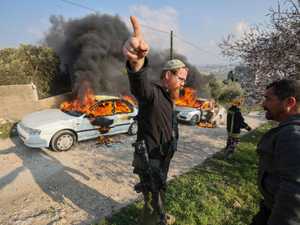 مقتل فلسطيني وإحراق سيارة في هجومين لمستوطنين بالضفة