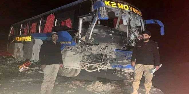 مقتل 9 أشخاص وإصابة 26 آخرين في هجوم إرهابي على حافلة شمال باكستان