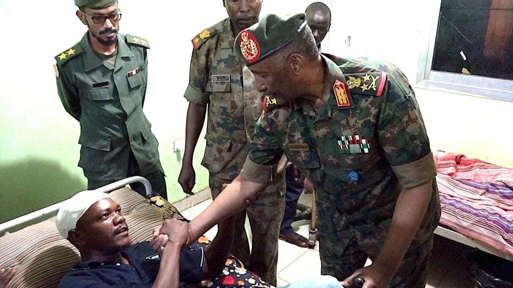 الفريق أول برهان  يتفقد جرحى معركة الكرامة بالمستشفى العسكري بمدني..صور