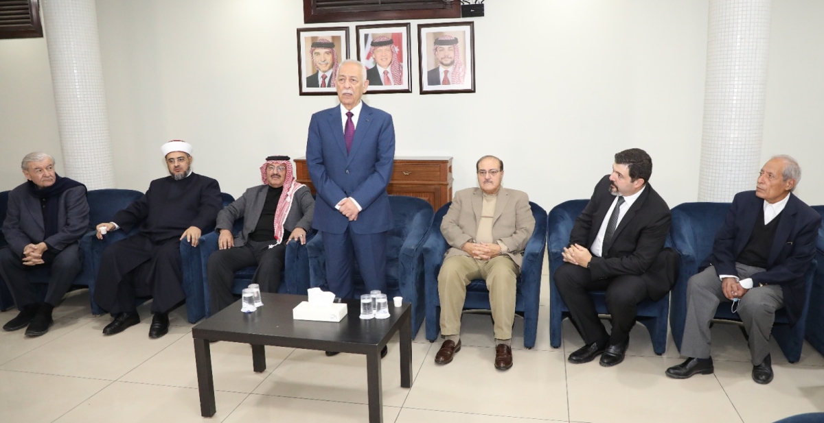مندوبا عن الملك وولي العهد العيسوي يعزي عشيرتي الطراونة  ، والطويقات  العبادي....صور