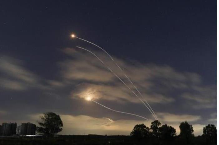 صفارات الإنذار تدوي في ساعد وكفار عزا .. وشهداء وجرحى بحي الشيخ رضوان