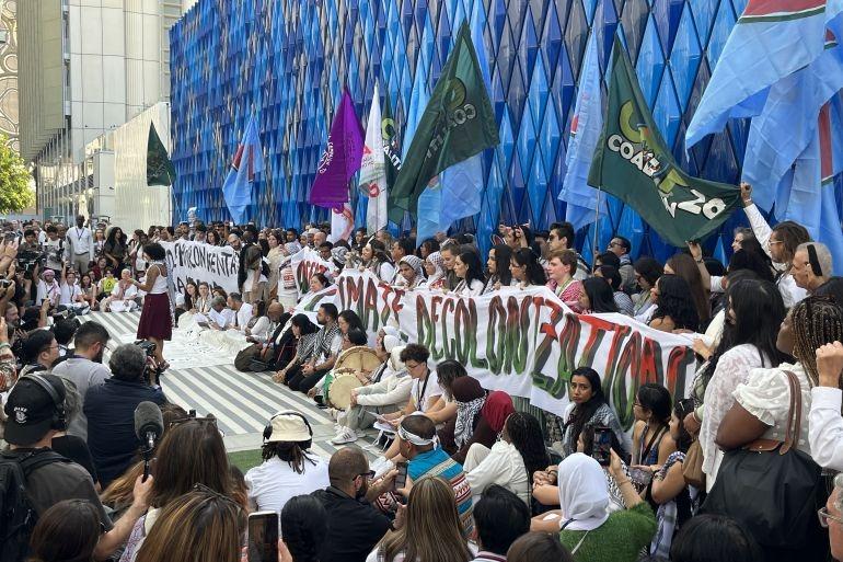 مظاهرة خجولة تضامنية مع غزة خلال مؤتمر المناخ في دبي