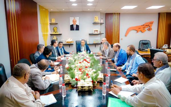 محافظ عدن يترأس اجتماعا لتنظيم حملة إغاثة لفلسطين