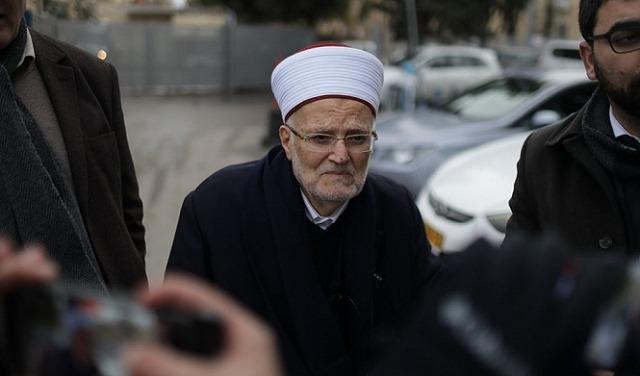 المخابرات الإسرائيلية تداهم منزل خطيب الأقصى