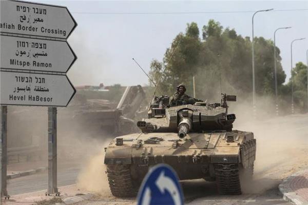 دبابات إسرائيلية تغلق طريق صلاح الدين بالكامل