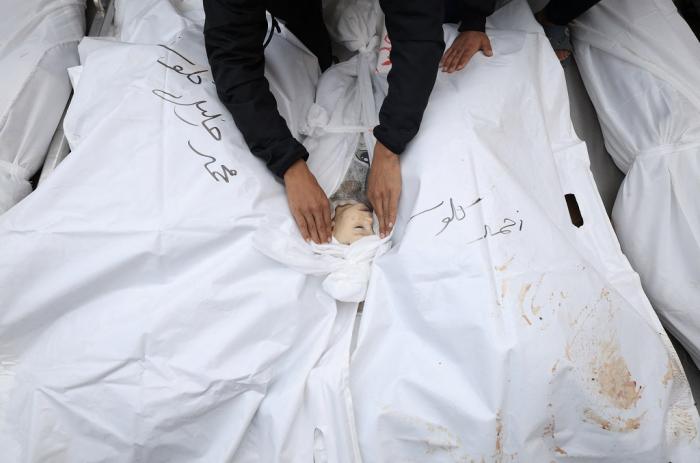 مجازر جديدة .. الاحتلال يواصل تكثيف غاراته في خان يونس ودير البلح 