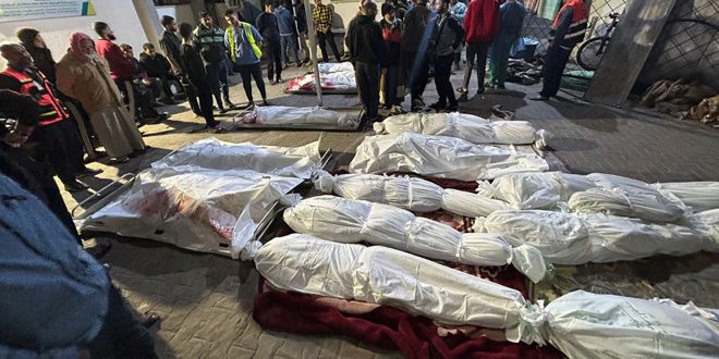 أهالي غزة يدفنون شهداءهم في باحات منازلهم