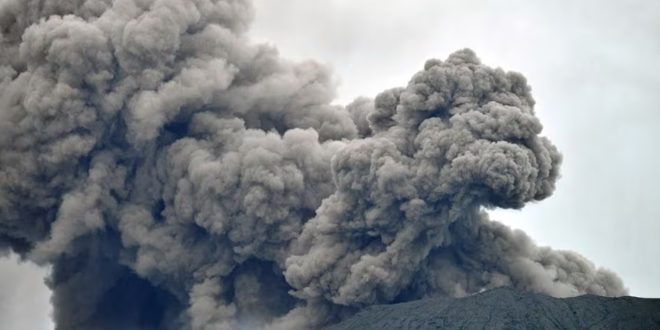 مصرع 11 شخصاً جراء ثوران بركان في إندونيسيا