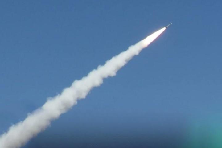 صحيفة: صاروخ فلسطيني أصاب قاعدة إسرائيلية بها صواريخ نووية