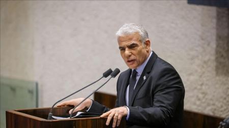 لابيد يتهم نتنياهو بأكبر كارثة حلت بإسرائيل ويطالبه بالتنحي