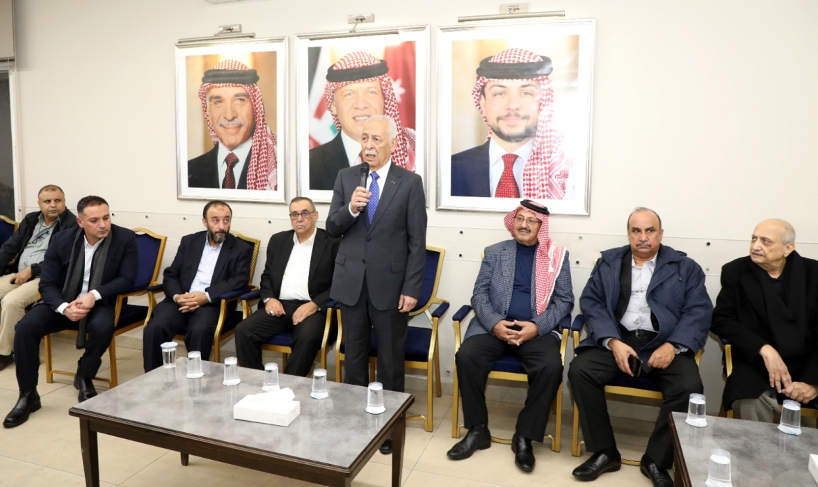مندوبا عن الملك  وولي العهد  .. رئيس الديوان الملكي الهاشمي يعزي آل اللهيمق...صور