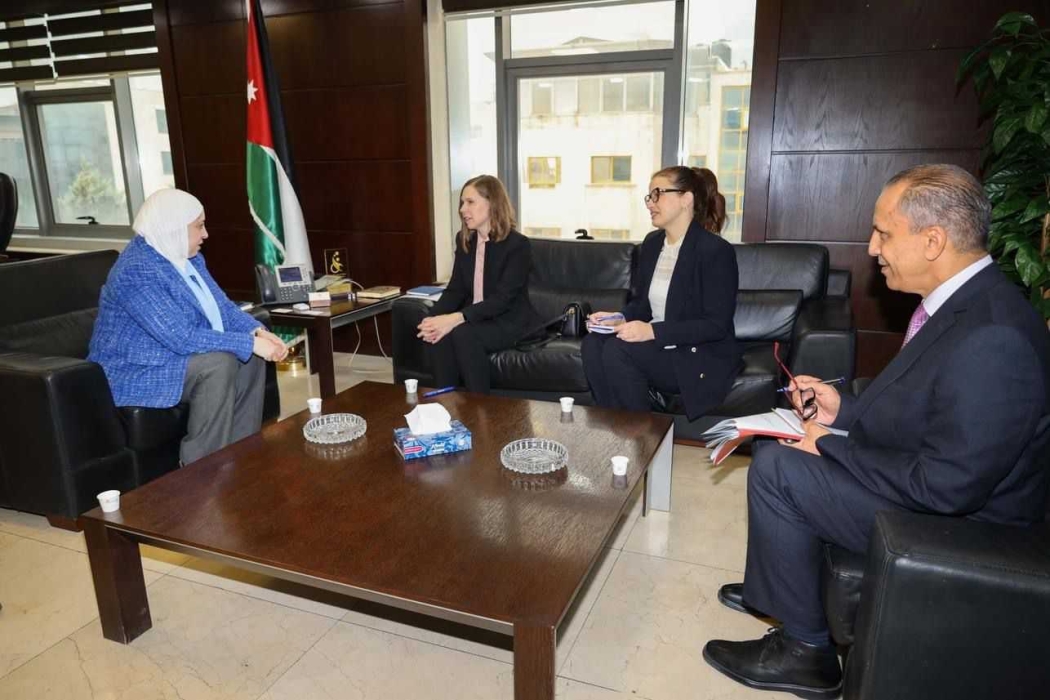 وزارة النقل تبحث علاقات التعاون مع البنك الأوروبي