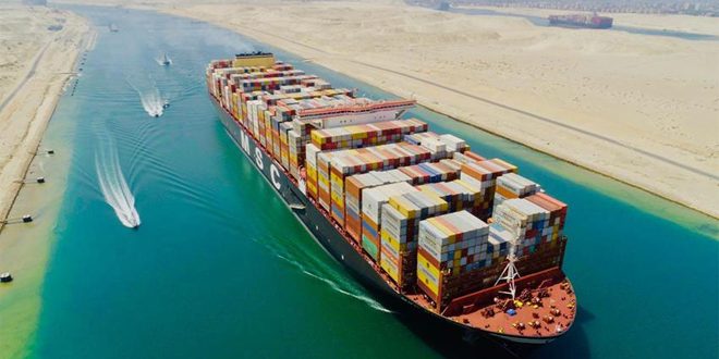 اصطدام سفينة حاويات بجسر في قناة السويس الجديدة