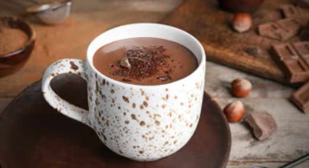 4 خطوات لـكوب صحي من الشوكولاتة الساخنة