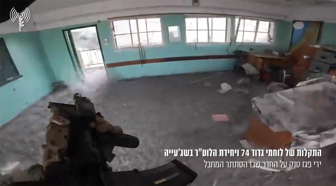 سخريةعلى مواقع التواصل جيش الاحتلال يخوضون معركة مع نوافذ وجدران مدرسة خالية