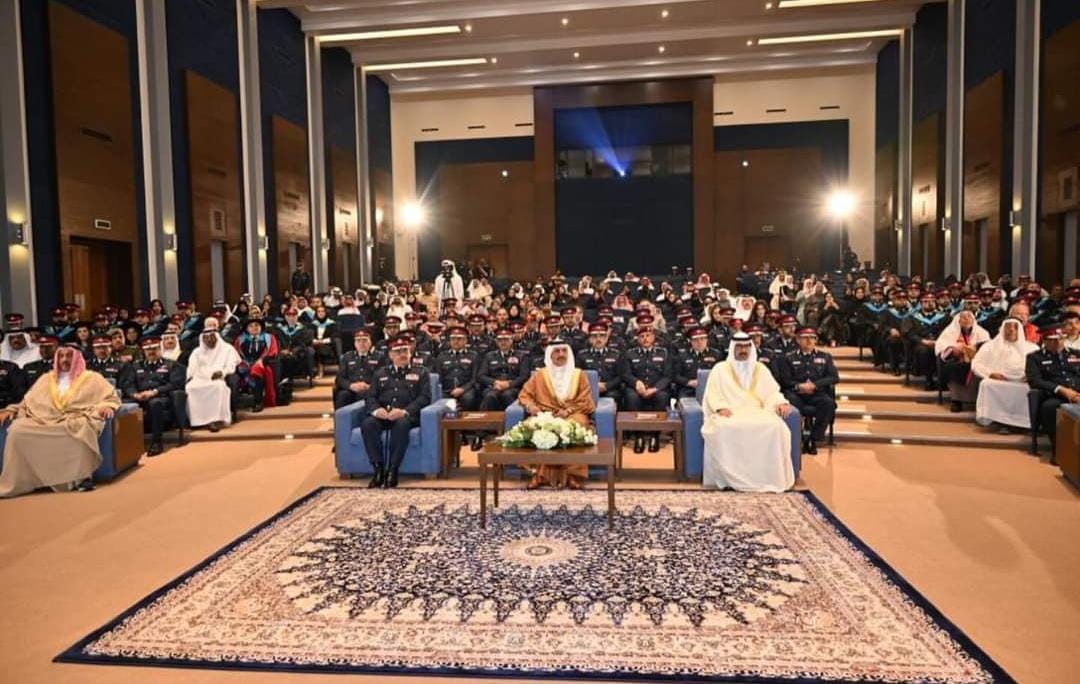وزير الداخلية البحريني يشهد تخرج الدفعة الرابعة من طلبة ماجستير الأمن السيبراني وحقوق الإنسان...صور