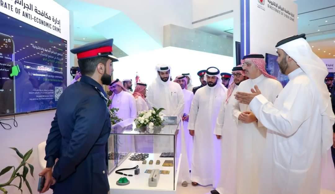 البحرين : مدير عام مكافحة الفساد والأمن الاقتصادي والالكتروني يفتتح المعرض التوعوي بمجمع الأفنيوز...صور