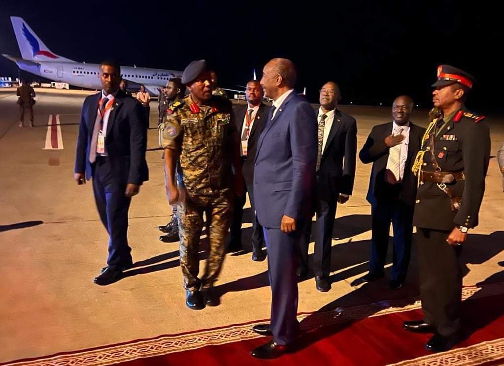 البرهان يعود إلى البلاد عقب مشاركته في قمة الإيقاد بجيبوتي