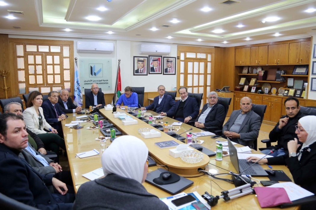 المهندسين تكرم الطبيب النرويجي مادس غيلبرت الذي عمل في مستشفى الشفاء بقطاع غزة...صور