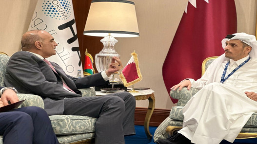الخصاونة وآل ثاني يؤكدان ضرورة وقف العدوان الإسرائيلي على غزَّة