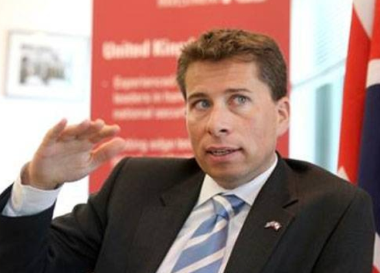 دبلوماسي بريطاني سابق يستهجن عدم التصويت لوقف إطلاق النار بغزة