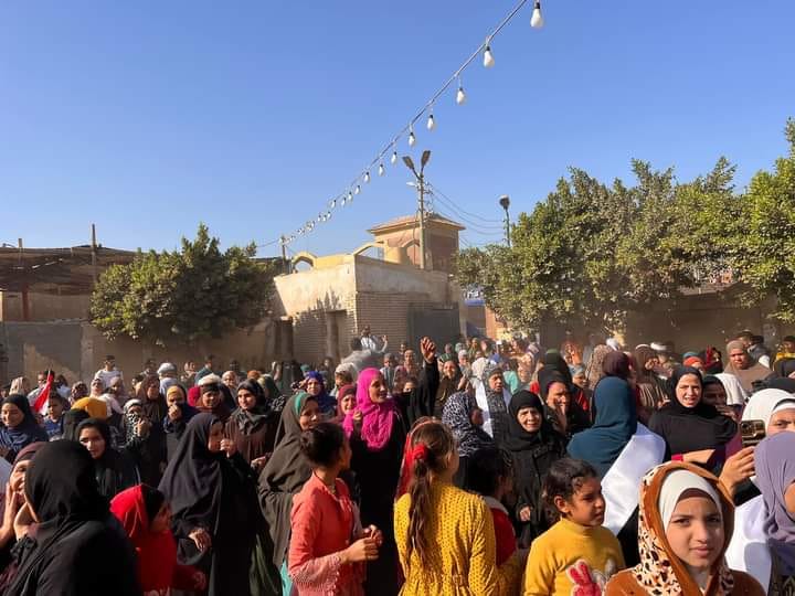 بالصور: حشد جماهيري من أهالي قرية الأقواز بمركز الصف جنوب الجيزة أمام لجان الإنتخابات