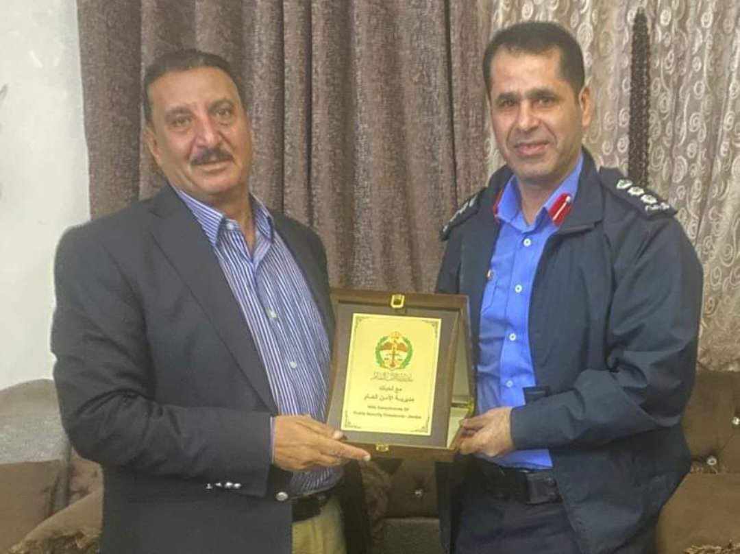 مدير شرطة المفرق يزور المقدم المتقاعد اكرم البدارين