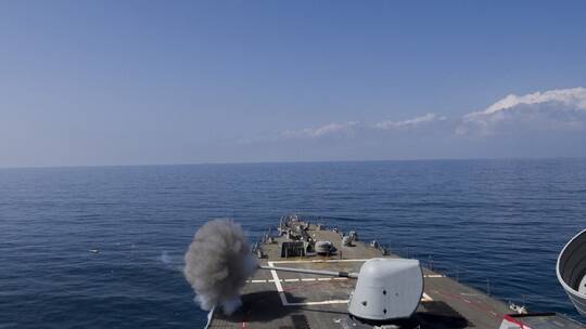 أ ب عن مسؤول أمريكي: الحوثيون استهدفوا ناقلة نفط متجهة نحو قناة السويس