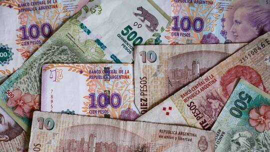 إجراءات مؤلمة.. الأرجنتين تخفض قيمة العملة الوطنية 50