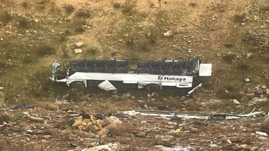 مستشفى جرش الحكومي يحول 13 إصابة من حادث حافلة طريق عمّانجرش إلى مستشفيات أخرى