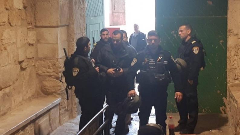 الاحتلال يعتقل حارسين للمسجد الأقصى