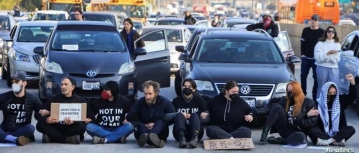 أمريكيون يغلقون طريقاً بلوس أنجلوس احتجاجاً على حرب الاحتلال في غزة