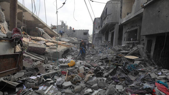 انتشال عشرات القتلى من تحت أنقاض منزل عائلة كريرة بغزة بعد غارة إسرائيلية استهدفته