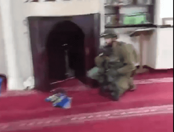 جنود صهاينة يدنسون مسجدا في جنين