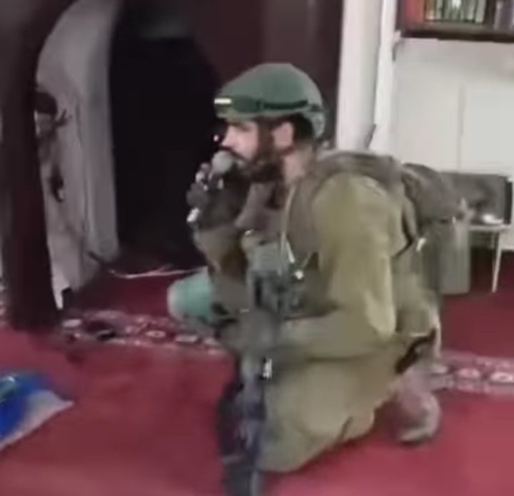 قناة 14 العبرية تفاخر الجنود اقاموا حفلا لانارة شموع عيد الحانوكا على منبر رسول الله في جنين