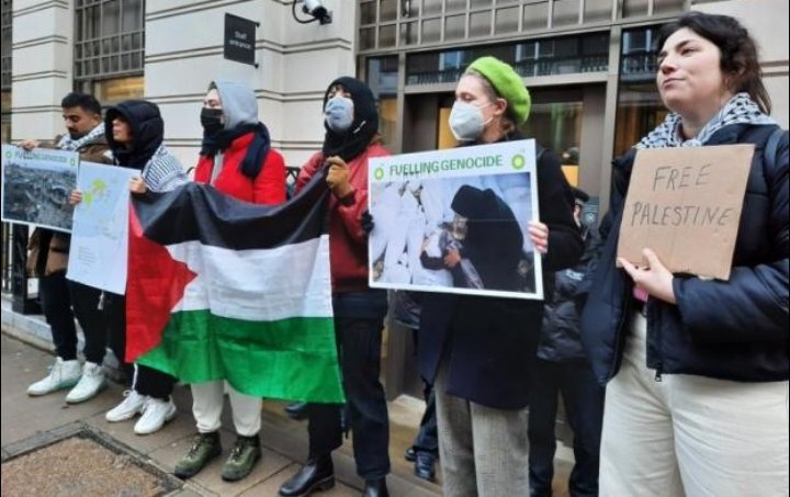 نشطاء يغلقون مداخل بريتيش بتروليوم بلندن رفضا لـإبادة غزة
